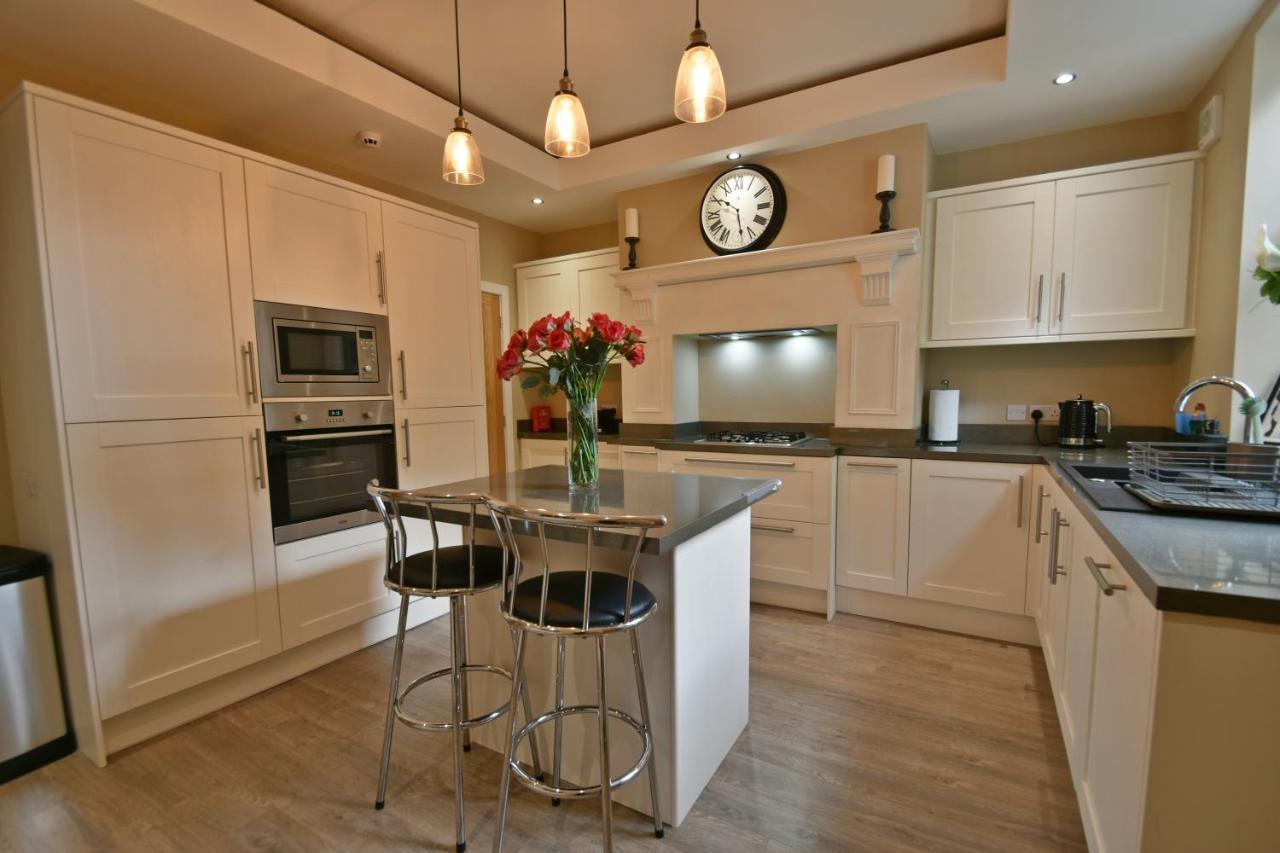 Montrose Heights - 4bed - 4bath - *